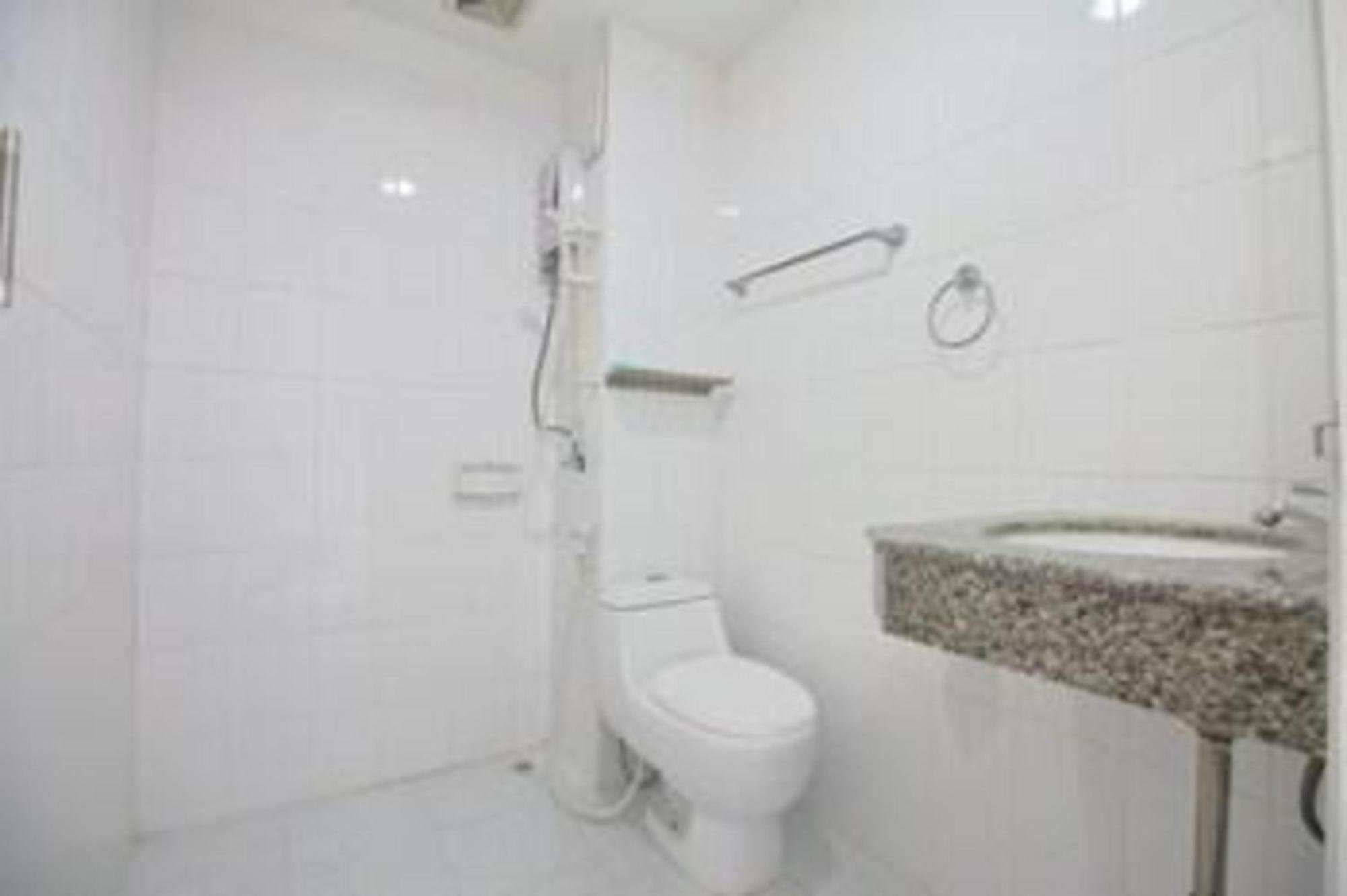 Oyo 498 Ladawan Hotel