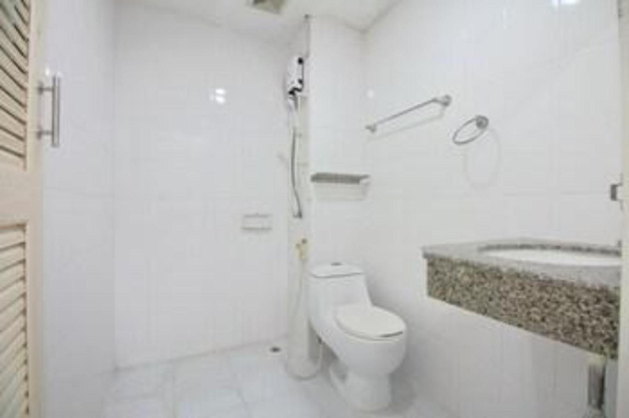 Отель Super Oyo 498 Ladawan Бангкок